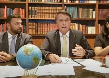 Bolsonaro critica medidas restritivas contra a covid-19 e diz que é “fácil impor ditadura no Brasil”
