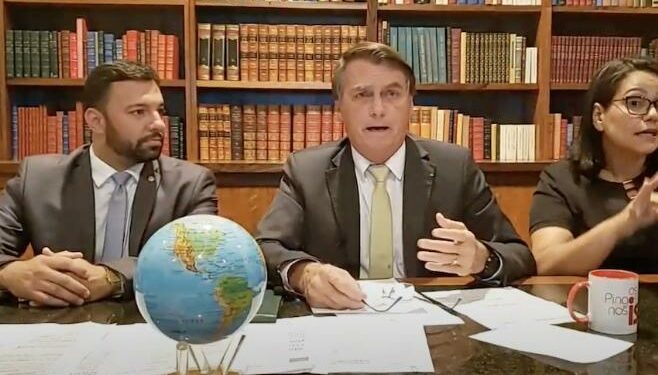 Bolsonaro critica medidas restritivas contra a covid-19 e diz que é “fácil impor ditadura no Brasil”