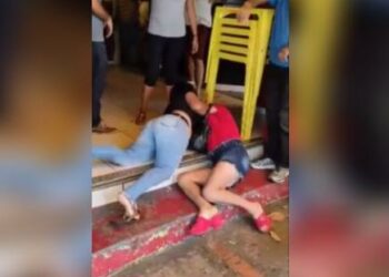Amigas de bar saem na porrada após descobrirem que ficam com o mesmo homem; assista o vídeo