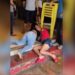 Amigas de bar saem na porrada após descobrirem que ficam com o mesmo homem; assista o vídeo