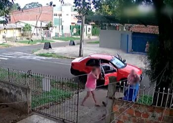 Vídeo: homem com facão ataca namorada e idosa durante discussão