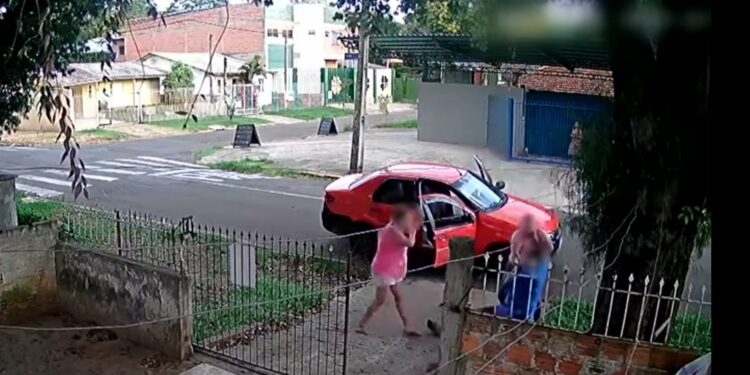 Vídeo: homem com facão ataca namorada e idosa durante discussão