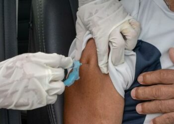 Senado torna crime impedir registro em imagens do momento da vacinação