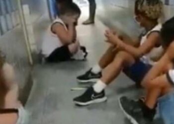 Vídeo mostra crianças se protegendo em escola durante intenso tiroteio