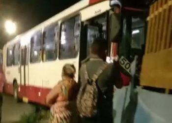 Motorista de ônibus da linha 500 é esfaqueado no rosto durante assalto em Manaus