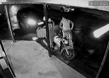 Vídeo: bandido é atropelado por carro no momento em que tentava assaltar entregador de lanche