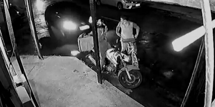 Vídeo: bandido é atropelado por carro no momento em que tentava assaltar entregador de lanche