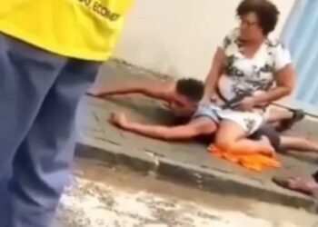 Vídeo: policial aposentada imobiliza assaltante durante tentativa de roubo