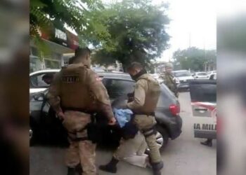 Idoso é preso após ser flagrado abusando de criança de 7 anos dentro de carro