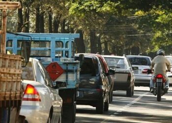 Mulher com Covid-19 é presa ao cuspir em pedestres no meio da rua