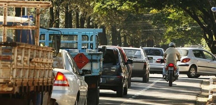 Mulher com Covid-19 é presa ao cuspir em pedestres no meio da rua