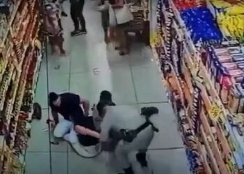 Mulher se recusa a usar máscara, morde PM e tenta esfaqueá-lo; assista o vídeo