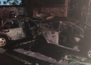 Em Manaus, carros pegam fogo após colidirem e passageiros ficam feridos