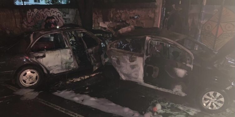 Em Manaus, carros pegam fogo após colidirem e passageiros ficam feridos