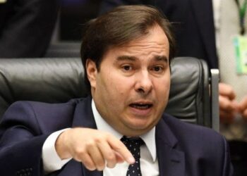 Lula tem visão de país, e Bolsonaro só enxerga o próprio umbigo, diz Maia