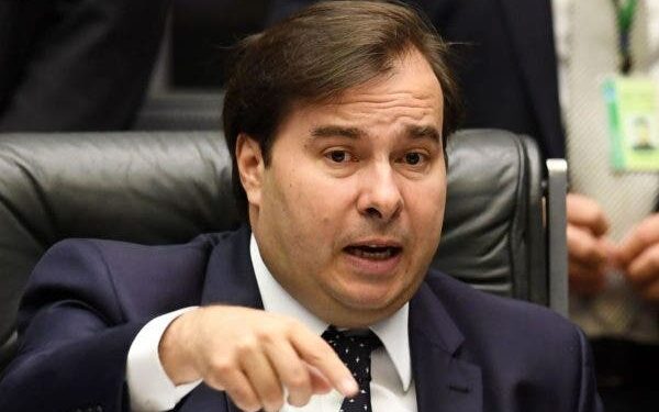 Lula tem visão de país, e Bolsonaro só enxerga o próprio umbigo, diz Maia