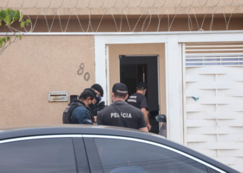 Sem ter notícias da mãe, filho arromba casa e a encontra morta na cama