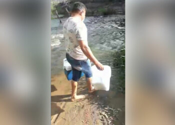 Técnico de enfermagem atravessa rio para vacinar idosa contra a Covid-19; assista o vídeo