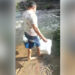 Técnico de enfermagem atravessa rio para vacinar idosa contra a Covid-19; assista o vídeo