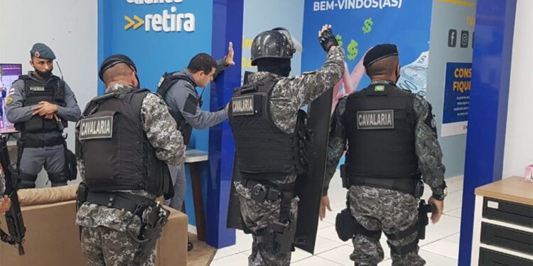 Assaltantes invadem loja Mundo Novo no Manoa e fazem funcionária de refém
