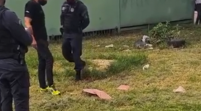 Feto de 6 meses é encontrado no meio do lixão por cão farejador