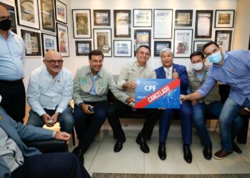 Bolsonaro causa polêmica ao posar com “CPF Cancelado” em visita à Manaus