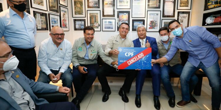 Bolsonaro causa polêmica ao posar com “CPF Cancelado” em visita à Manaus