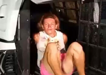 Embrigada, mulher é presa após agredir diarista que se negou a pagar passagem de ônibus