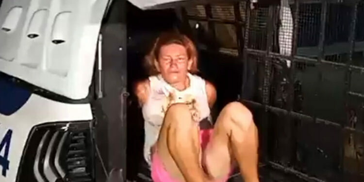 Embrigada, mulher é presa após agredir diarista que se negou a pagar passagem de ônibus