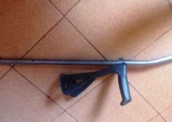 Sobrinho reclama de celular quebrado e agride tio com muletas