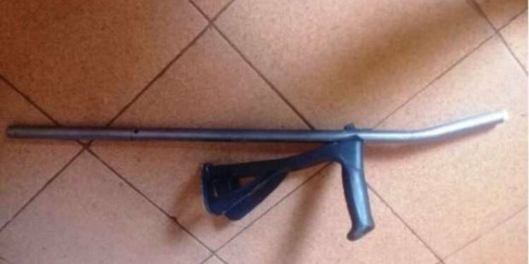 Sobrinho reclama de celular quebrado e agride tio com muletas