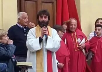 Padre anuncia que vai largar a batina após se apaixonar por mulher