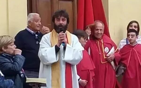 Padre anuncia que vai largar a batina após se apaixonar por mulher