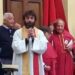 Padre anuncia que vai largar a batina após se apaixonar por mulher