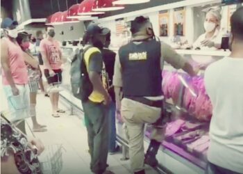 Policial faz compras para ajudar vendedor de picolé que levou ‘golpe’: ‘só tinha um saco de arroz’
