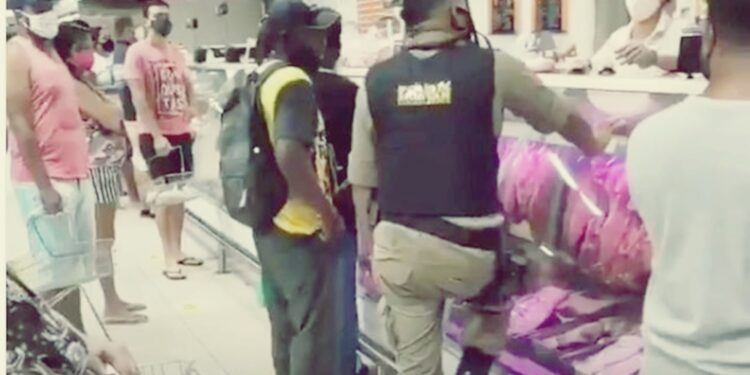 Policial faz compras para ajudar vendedor de picolé que levou ‘golpe’: ‘só tinha um saco de arroz’