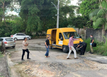 Carro dos Correios é abandonado após ser alvo de assalto em Manaus