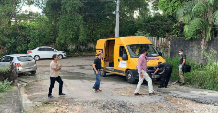 Carro dos Correios é abandonado após ser alvo de assalto em Manaus
