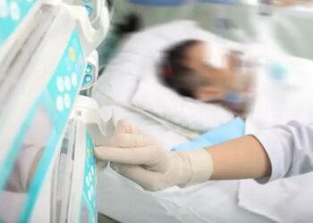 Mulher descobre traição ao visitar marido intubado com Covid-19