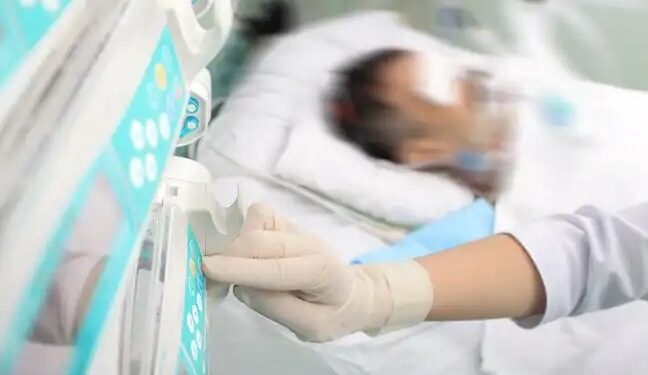 Mulher descobre traição ao visitar marido intubado com Covid-19