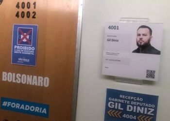 Deputado que proibia máscara em gabinete contrai Covid-19 e vai parar na UTI