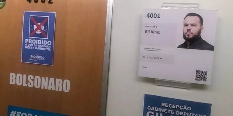 Deputado que proibia máscara em gabinete contrai Covid-19 e vai parar na UTI