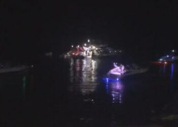 Jovens fazem festa em lanchas com música alta e aglomeração; assista o vídeo