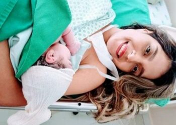 Mulher confunde gastrite com gravidez e só descobre gestação ao dar à luz