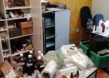 Digital influencer é presa por suspeita de vender cosméticos falsificados