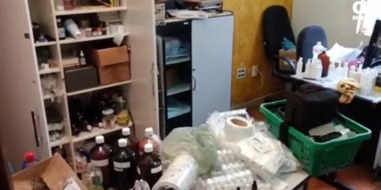 Digital influencer é presa por suspeita de vender cosméticos falsificados