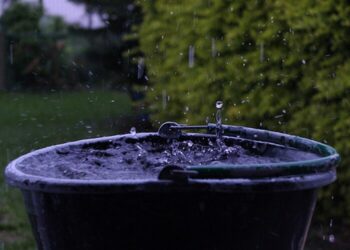 Bebê morre afogado em um balde após descuido de pais