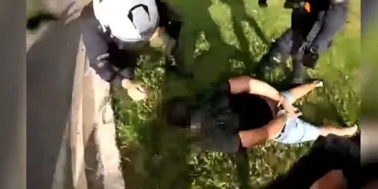Mulher se joga de carro para escapar de assassinato e leva tiro de raspão na cabeça