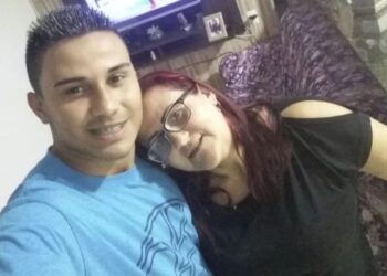 Mulher é morta pelo próprio filho com facadas nas costas