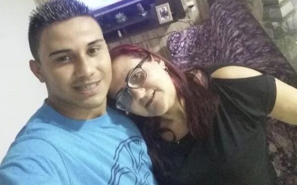 Mulher é morta pelo próprio filho com facadas nas costas